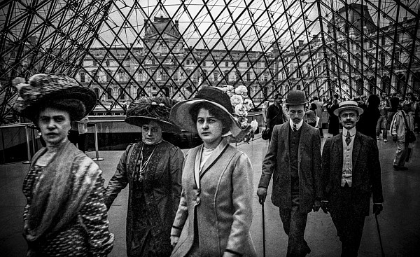 Un premier volet, intitulé « 1900 Paris », est composé de plus de 100 photographies qui nous invitent à pénétrer dans le tunnel du temps et mettent en scène la rencontre improbable entre des parisiens qu'un siècle sépare.